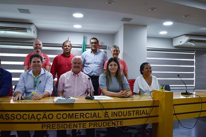 Participantes da cerimônia de assinatura do acordo técnico
