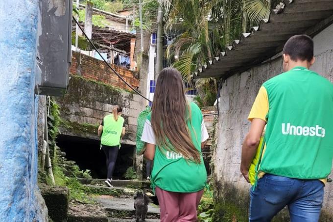 Medicina Guarujá arrecada e distribui alimentos a famílias