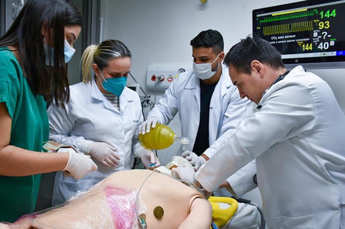 Pós em Urgência e Emergência utiliza tecnologia de ponta