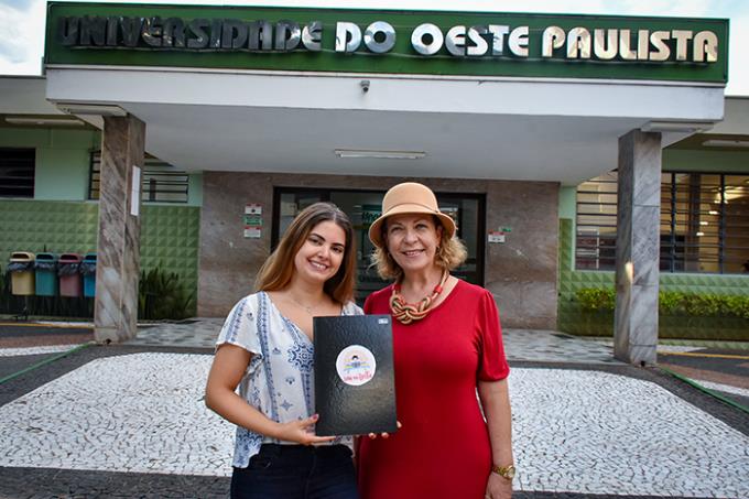 Mariana Fernandes Esteves e a Dr. Regina Gioconda de Andrade