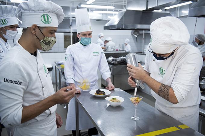 Que tal fazer apenas uma disciplina na área de interesse?