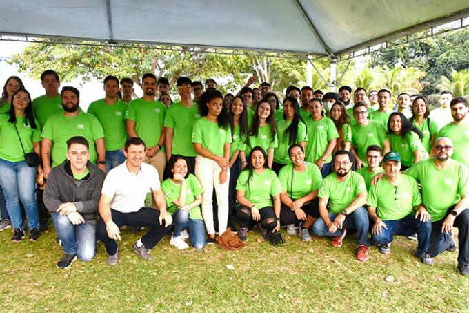 Equipe de voluntários da parte da manhã e organizadores, no Parque do Povo