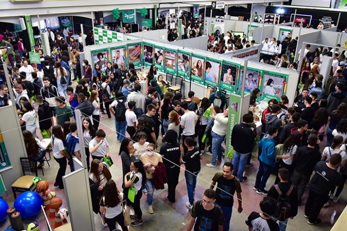 Feira da Unoeste começa movimentada com visita de 25 escolas