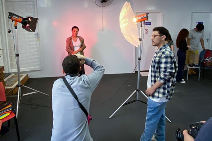 Mulheres com câncer de mama participam de ensaio fotográfico