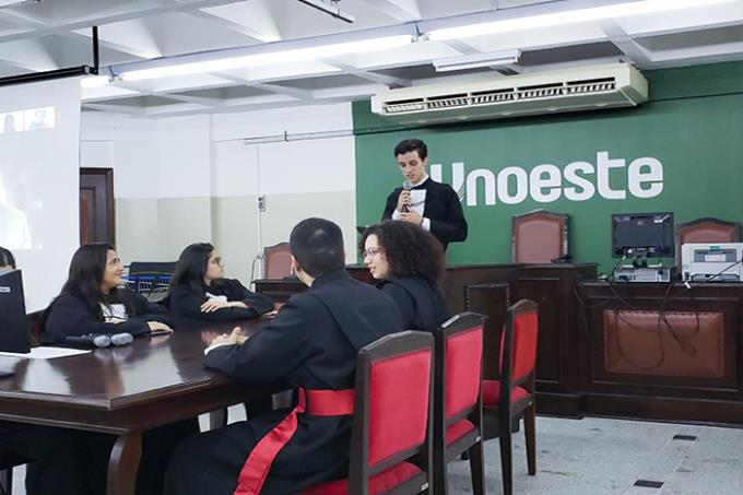 Direito faz júri simulado para debater quebra de patente