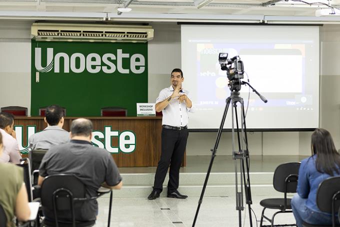 Flávio Augusto Gonçalves, da FL Capacitação Profissional em Libras, também participou do Enepe