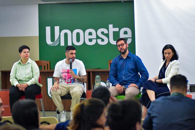 Escola de Comunicação promove ted talks e várias oficinas