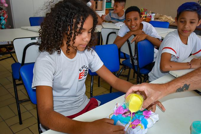 Projeto leva serviços e doações para crianças e adolescentes