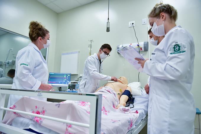 Unoeste oferta bolsas de estudo para Medicina Jaú e Guarujá