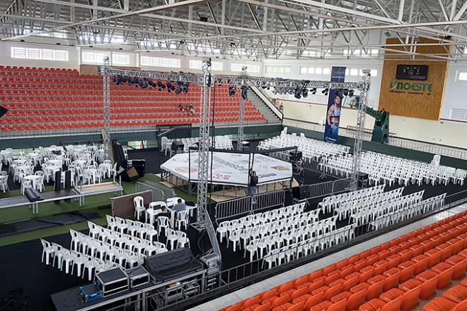 Palácio de Esportes é transformado para lutas do MMA
