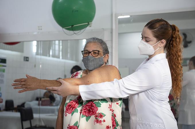 Solange Rocha, de 58 anos, teve linfedema após retirada da mama e recebe cuidados na clínica desde 2018 para amenizar inchaços no braço