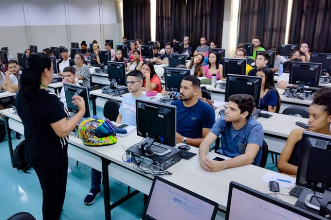 Alunos de Ciências Contábeis aprendem a declarar IRPF