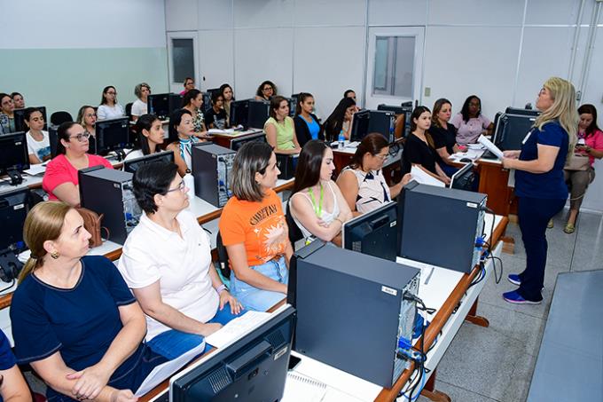 Alunos são capacitados para análise de dados sobre a dengue