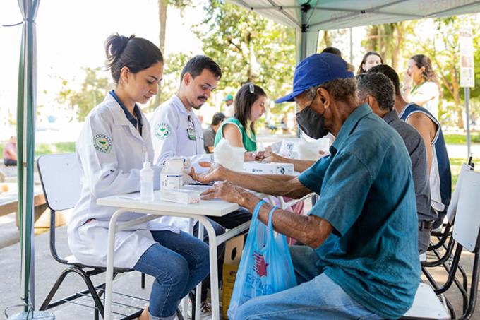 Alunos orientam a população sobre o uso de medicamentos