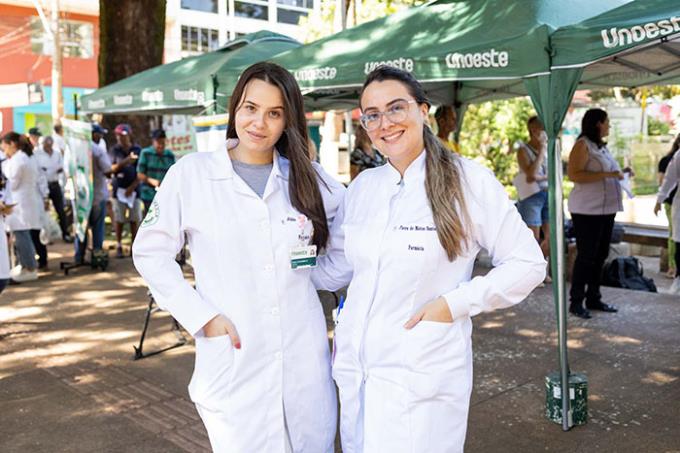As acadêmicas de Farmácia da Unoeste, Júlia Zulianelli e Pietra Santos, durante o projeto “Farmacêutico na Praça” realizado no centro de Prudente