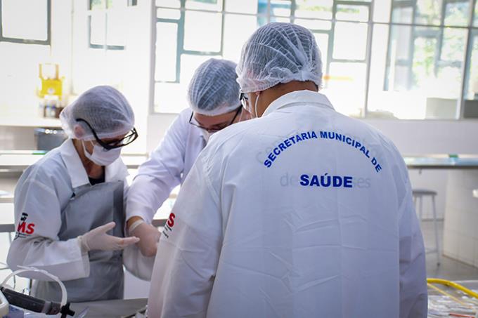 Veterinários participam de capacitação para coletar material