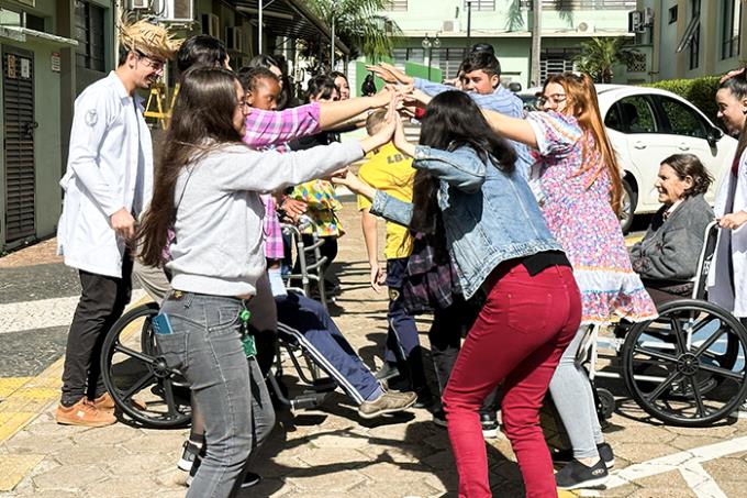 Fisioterapia celebra semestre com festa junina inclusiva