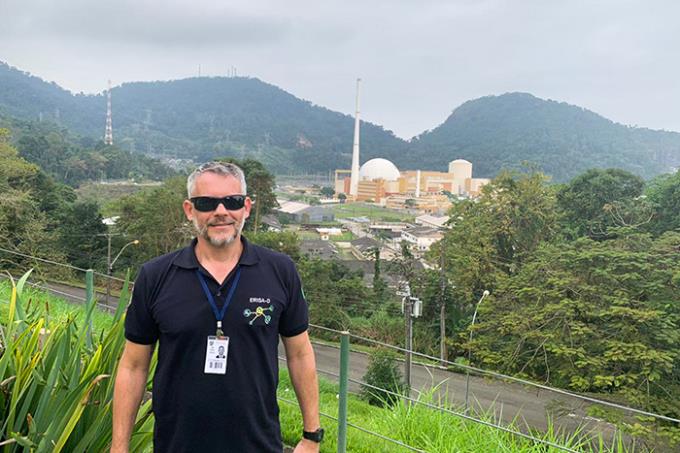 Dr. Edson e ao fundo o central nuclear de Angra dos Reis, no Rio de Janeiro