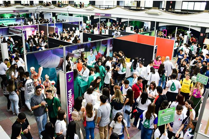 Feira de Profissões começa bem e é comparada em alto nível