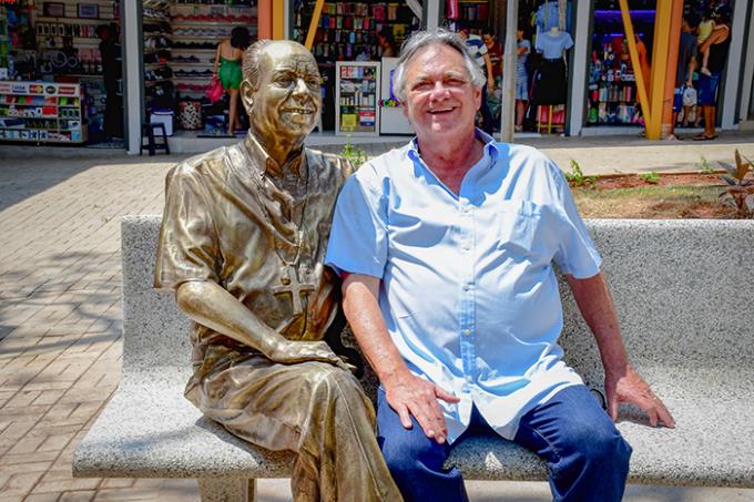 Estátua eterniza nome de Agripino Lima no Shopping Popular