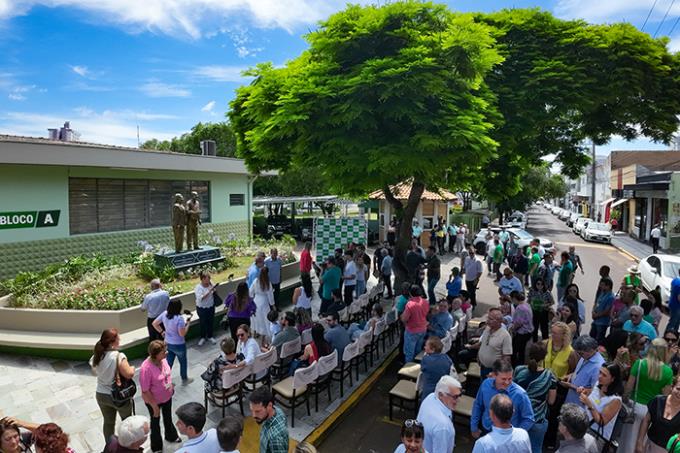 Unoeste inaugura estátua em homenagem à Dona Ana