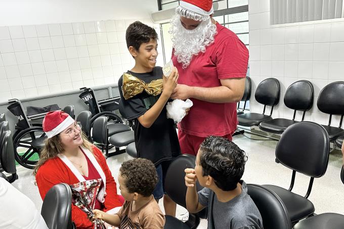 Crianças que escreveram ao Papai Noel são presenteadas