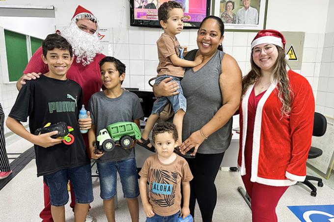 Judite Garcia e os quatro filhos durante a entrega dos presentes na Clínica de Fisioterapia
