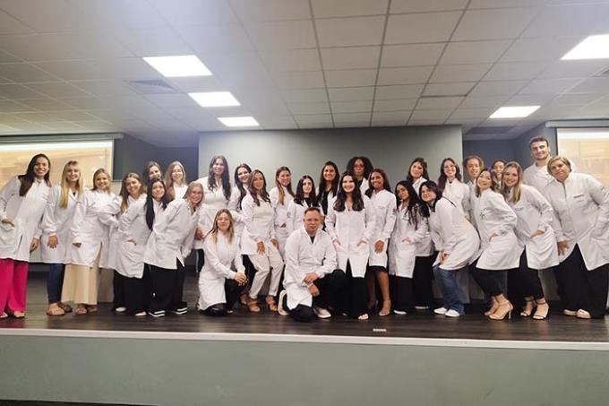 Cerimônia do jaleco mobiliza acadêmicos da Biomedicina EAD