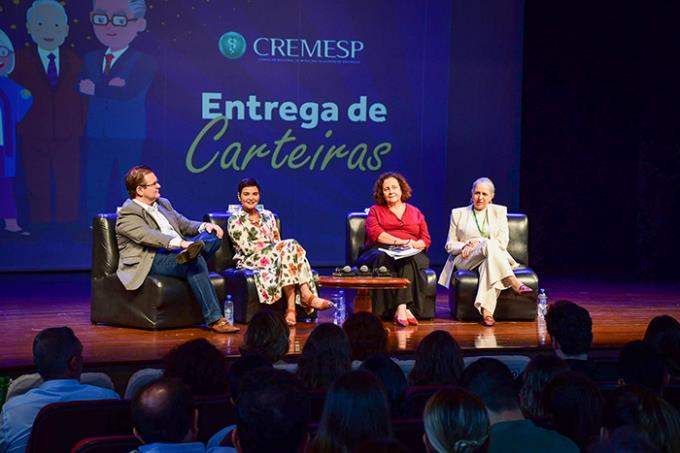 Cremesp entrega carteiras médicas a novos profissionais