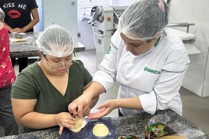 Pessoas com Síndrome de Down aprendem a fazer ovos de páscoa