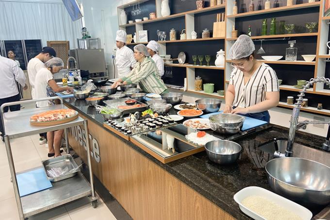 Laboratório de Aula Show também é utilizado durante os workshops; na foto, o que ensinou técnicas profissionais para fazer um bom sushi e sashimi 
