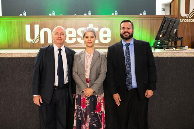 O coordenador do Direito Unoeste, Sérgio Ronchi, juntamente com Dra. Patricia Vanzolini e o Dr. Wesley Cotini, presidente da OAB Prudente