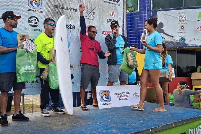 Circuito de Surf agita a praia do Tombo em Guarujá