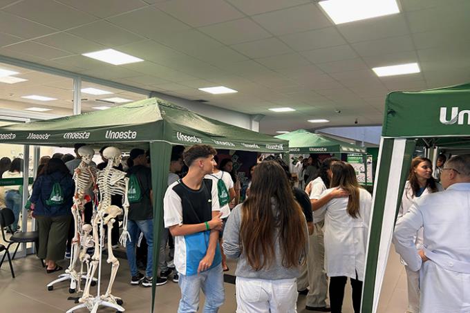 Feira de Profissões em Guarujá recebe alunos da região