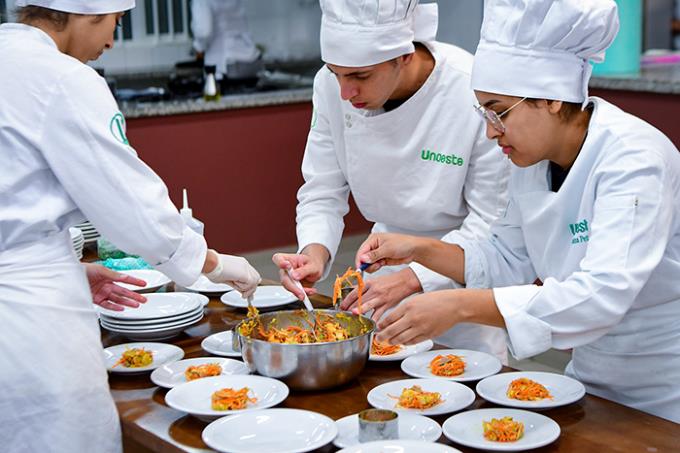 Gastronomia Unoeste surpreende com jantar sensorial