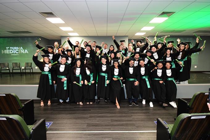 Unoeste forma 1ª turma de Medicina no campus Guarujá