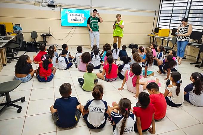 Alunos da Unoeste levam orientações de saúde em Jaú