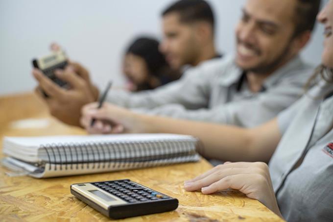 Últimos dias do IR: alunos e professores orientam público