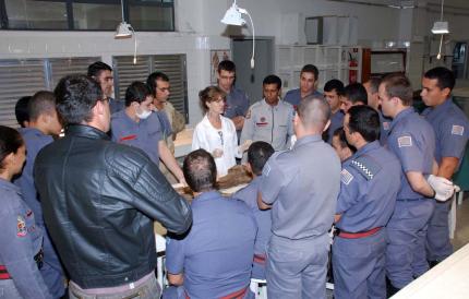 Bombeiros participam de aula de Anatomia e Fisiologia