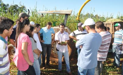 Agrárias tem aula prática na Fazenda Experimental