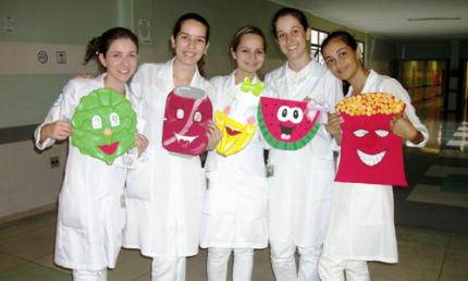 Nutrição apresenta teatro para crianças no HR