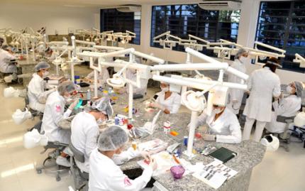 Laboratórios acompanham inovações tecnológicas