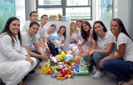 Medicina realiza entregas de alimentos e brinquedos
