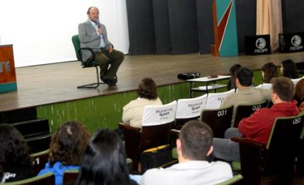 Bate-papo marca encontro de jornalista da Globo com alunos