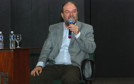 Bate-papo marca encontro de jornalista da Globo com alunos