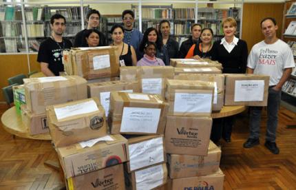 Biblioteca doa cerca de 5 mil exemplares de livros