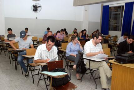 Egressos e acadêmicos participam de simulado da OAB