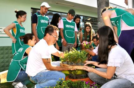 Alunos participam do projeto Floreiras de Pneu