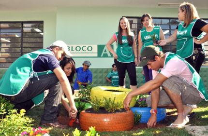 Alunos participam do projeto Floreiras de Pneu