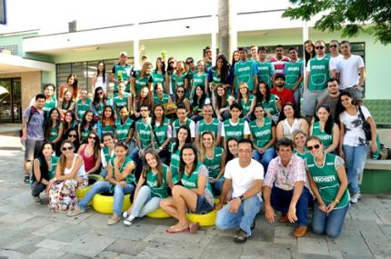 Alunos participam do projeto Floreiras de Pneu